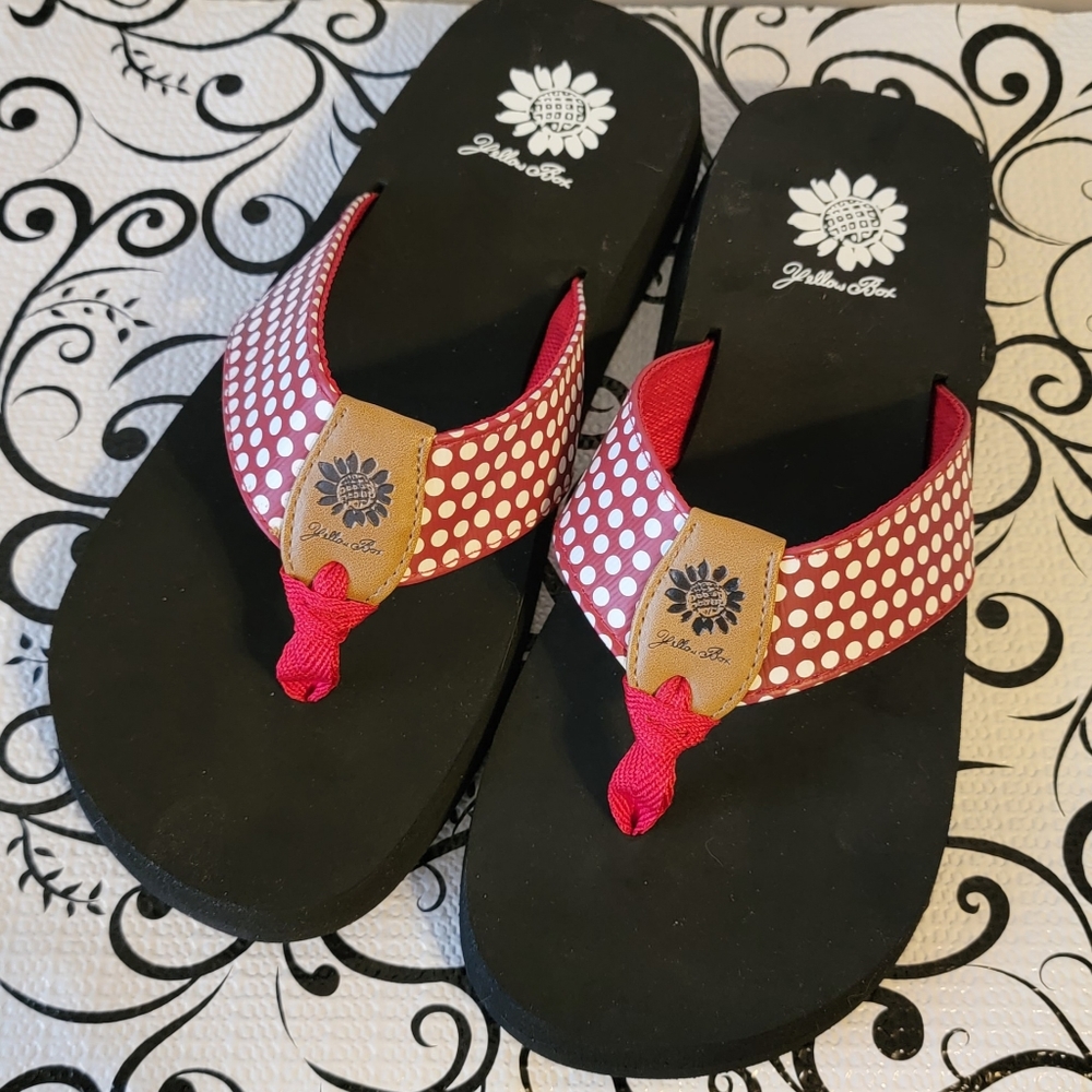 NWT! Yellowbox FROMY Red Polka Dot flip flops Yellow Box Sandals beach Summer
